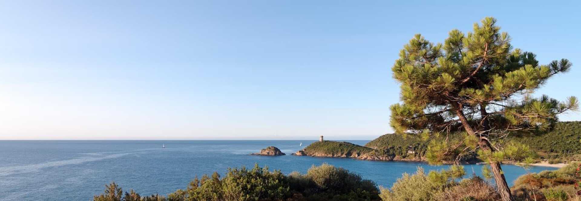 Vue des côtes de Figari en Corse avec la mer et les voiliers par un après-midi ensoleillé et sans nuage