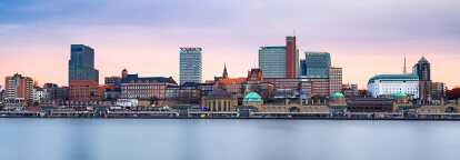 Photographie de Hambourg en Allemagne prise depuis la rivière Elbe au coucher du soleil.