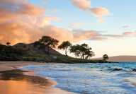 Vue d'une plage à Hawaii au coucher du soleil