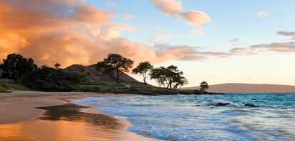 Vue d'une plage à Hawaii au coucher du soleil