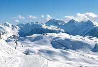 Photo des pistes de ski de Kitzbuhel avec des montagnes enneigées en Autriche