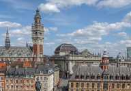 Vue aérienne des toits de la ville de Lille en France sous un ciel nuageux