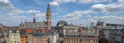 Vue aérienne des toits de la ville de Lille en France sous un ciel nuageux
