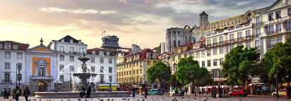 vista de la plaza Rossio o don pedro en Lisboa al atardecer con árboles y gente caminando