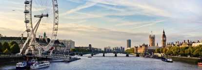Photo de Londres prise depuise la tamise avec le London Eye à gauche, le Westminster Bridge au centre et Big Ben à droite
