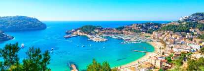 El puerto de Palma de Mallorca en España en verano con cielo azul y nubes blancas