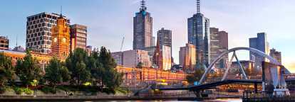 Vista nocturna de la ciudad de Melbourne en Australia con hermosas luces