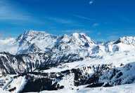 Photo of the ski slopes of Méribel with its snowy mountains in the background