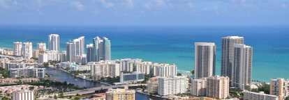 Vista soleada de Miami West Palm Beach con rascacielos y el mar y el canal Collins