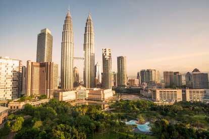 Photo des gratte-ciel de Kuala Lumpur en Malaisie avec un parc au premier plan