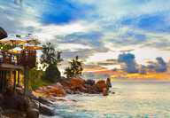 Vue d'un hotel donnant sur l'océcan au Seychelles