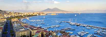 Puerto de Nápoles en verano con barcos y el mar Mediterráneo y el monte Vesubio al fondo
