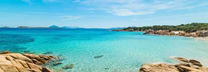 Costa Esmeralda en Olbia con un agua turquesa clara y transparente en un tranquilo y soleado día de verano