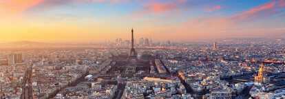 Horizonte de París con Tour Eiffel y Champs de Mars e Invalides y La Défense