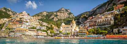 Photo of the port city of positano on the amalfi coast in Italy