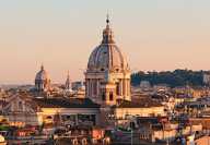 Vue aérienne de la la ville de Rome avec la coupole de la basilique Saint-Pierre au couché du soleil