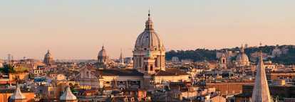 Vue aérienne de la la ville de Rome avec la coupole de la basilique Saint-Pierre au couché du soleil