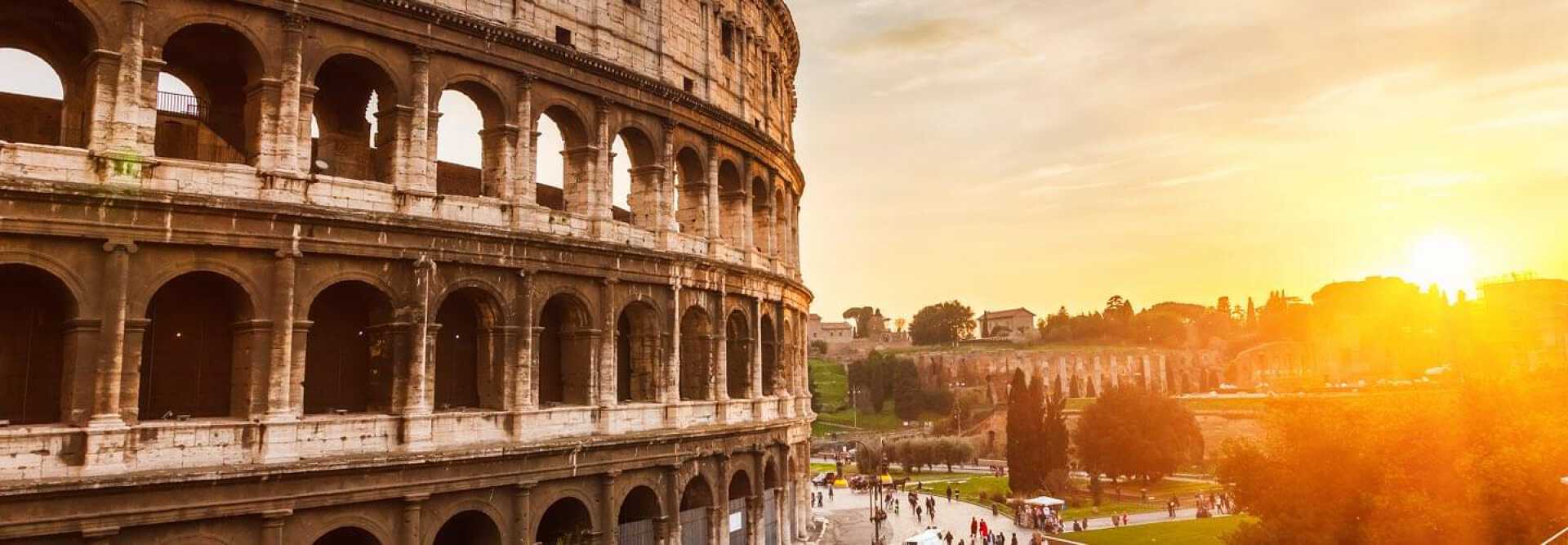 Vue de Rome avec le Colisée à gauche avec coucher de soleil en arrière-plan