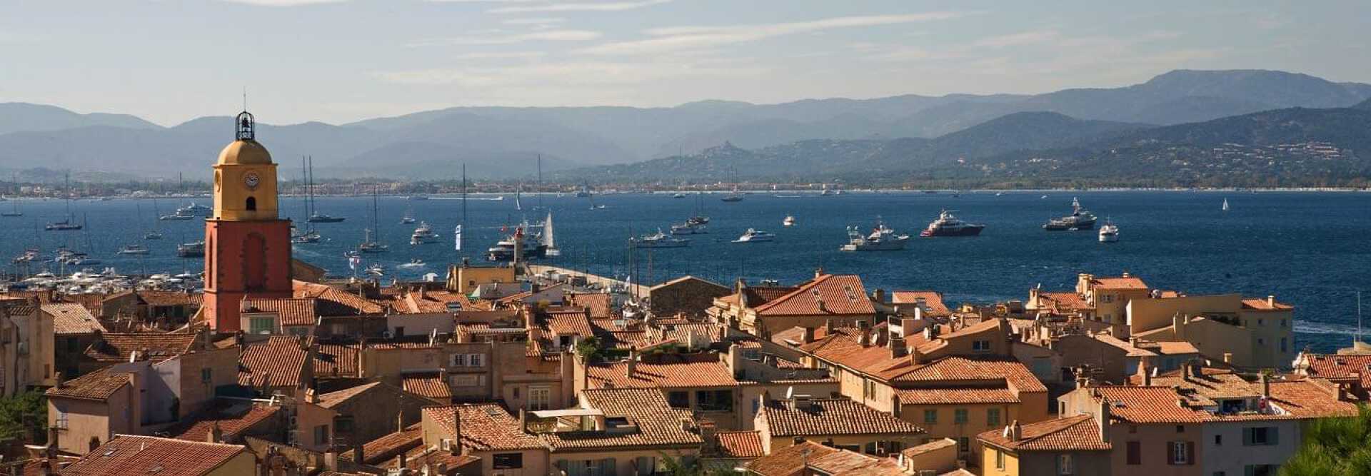Vue sur les toits de tuiles rouges et le Clocher de Saint Tropez et les yachts sur la mer Méditerranée