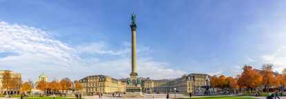 Schlossplatz de Stuttgart, con el Neues Schloss de fondo en un día soleado
