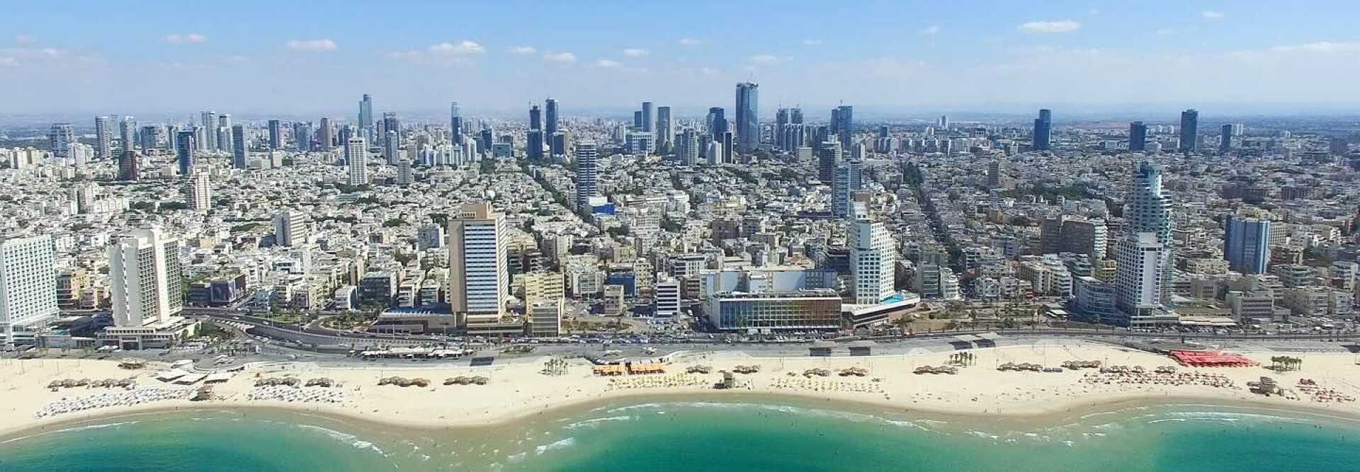 Photo of Tel aviv in Israel with, in the foreground, a beach, in the background, skyscrapers