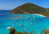Une baie sur l'île de Tortola dans les Caraïbes avec de nombreux bateaux de plaisance qui ont jeté l'ancre