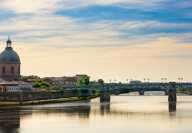 Toulouse avec le dôme de l'hôpital de la Grave et la Garonne