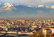 Vue aérienne des toits de Turin en Italie au couché du soleil avec des montagne enneigée à l'arrière plan