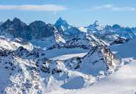 Photo des montagnes enneigées de verbier dans le Valais en Suisse