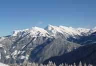Photo des montagnes enneignés de Zurs en Autriche avec un chalet sur la gauche