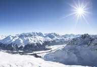 Vue aérienne des montagnes enneigées de la station de ski de Val d'isère sous un ciel bleu en France
