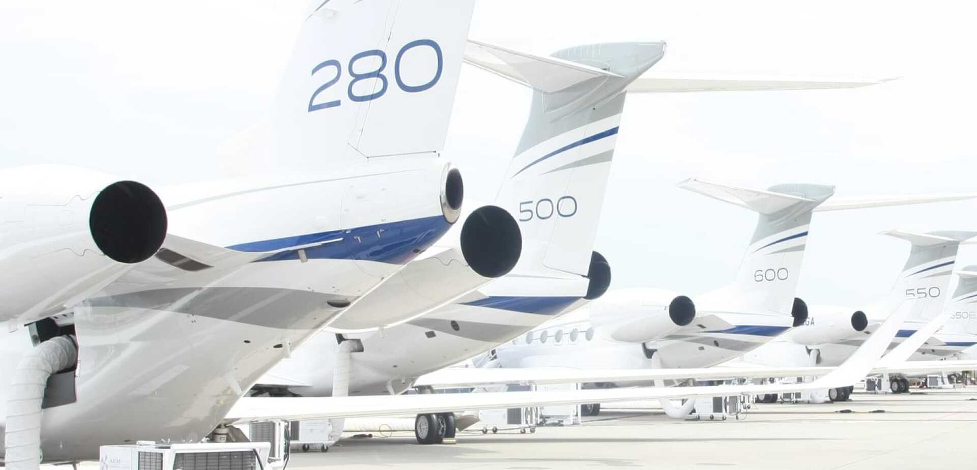 Des jets privés se garent côte à côte lors d'une convention de l'aviation d'affaires