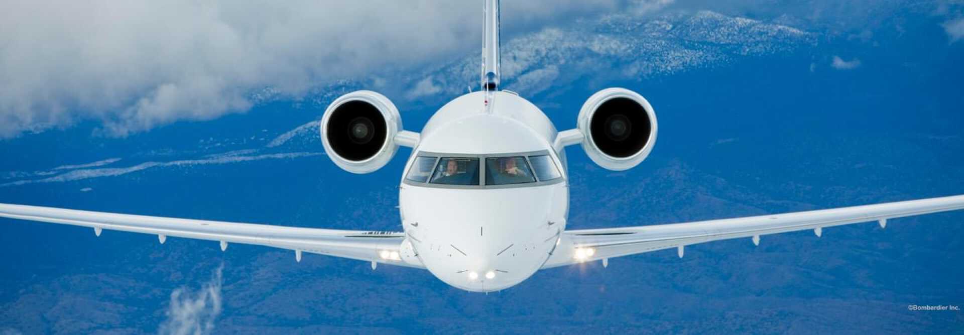 Large Business Jet Bombardier Challenger 604 to charter with LunaJets, transcontinental, Corporate jet,extra-wide cabin, comfort, atmosphere