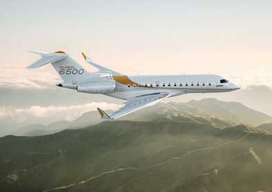 Bombardier Global 6500 in volo su un paesaggio di montagna
