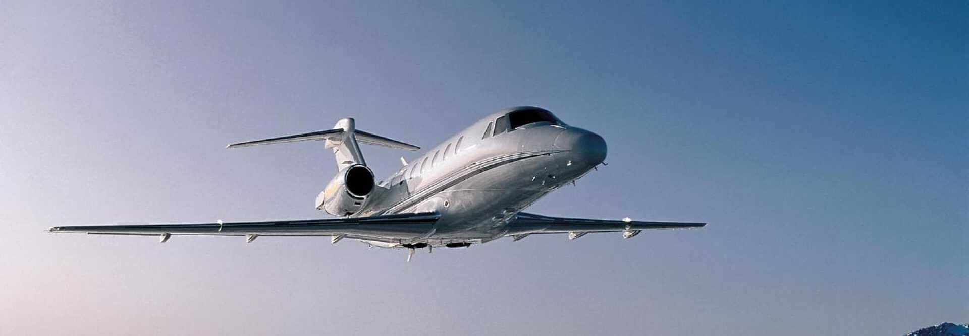 Midsize Jet Cessna Citation VII to charter for private intercontinental flights with LunaJets, travel comfortable and luxurious