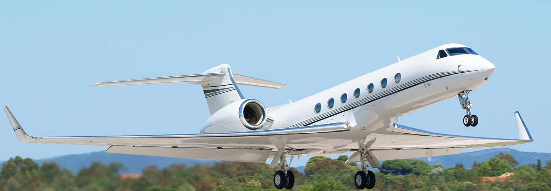 Long Range Business Jet Gulfstream GV to charter for private aviation flights with LunaJets for exceptional range and maximum cruise speed