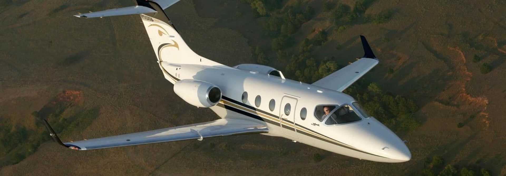 Light Jet Hawker Beechcraft 400XP to charter for private aviation with LunaJets, maximum cruise speed and fuel efficiency on intra-European flights