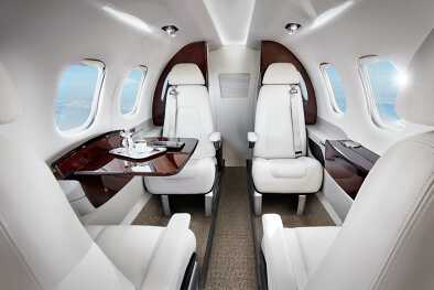 Confortevole jet personale: Uno sguardo all'interno della cabina del Phenom 100