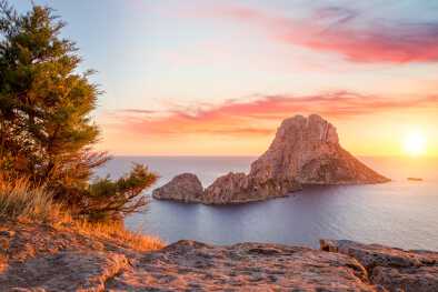 Vista de Es Vedrà desde Ibiza al amanecer