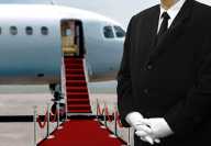 Homme en costumes noirs attendant à côté d'un avion privé avant le départ Homme en costumes noirs attendant à côté d'un avion privé avant le départ