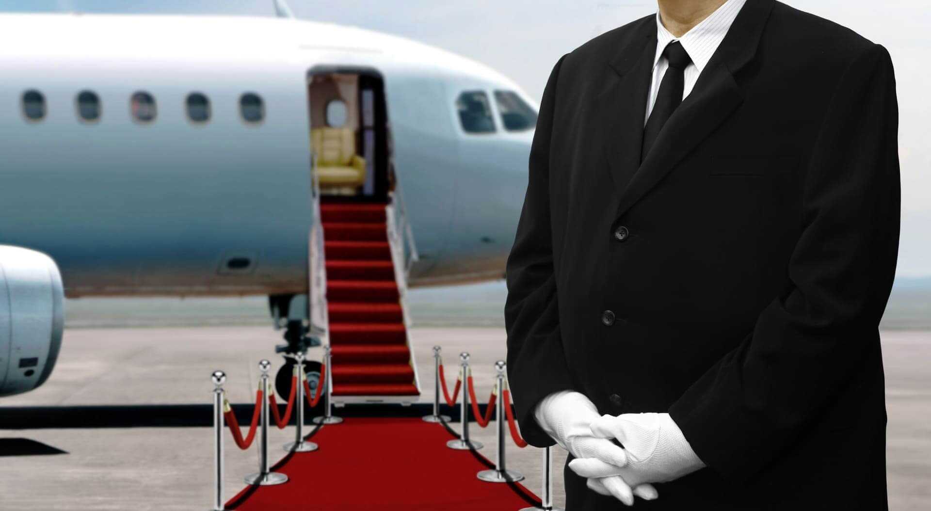 Homme en costumes noirs attendant à côté d'un avion privé avant le départ