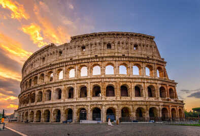 Vue du lever du soleil sur le colisée a Rome en Italie