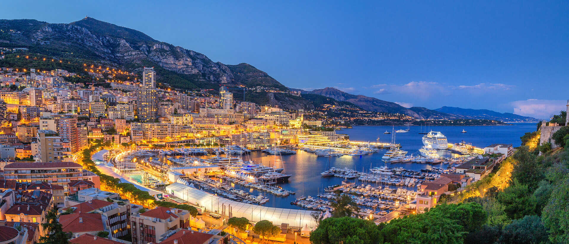 Vue du port de Monaco le soir