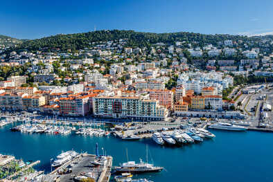 Vue aérienne du port de Nice et des yachts de luxe, Côte d'Azur, France