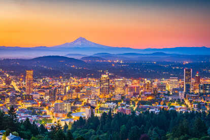 Horizonte de Portland, Oregón, EE.UU. al anochecer con Mt. Hood en la distancia.