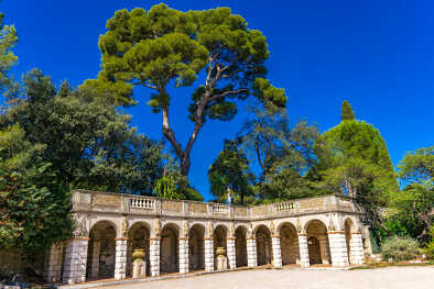 Vue du magnifique pavillon à arcades sur la colline du château à Nice, France