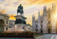 Blick auf die Piazza Duomo mit der Statue von Vittorio Emanuele II und dem Dom von Mailand im Hintergrund