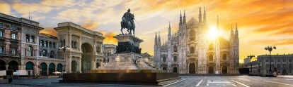 Blick auf die Piazza Duomo mit der Statue von Vittorio Emanuele II und dem Dom von Mailand im Hintergrund