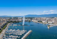 Vue aérienne du lac Léman avec la ville de Genève en arrière-plan