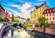 Stadtbild Blick auf Ljubljanica Fluss Kanal in Ljubljana Altstadt. Ljubljana ist ein berühmtes europäisches Touristenziel.